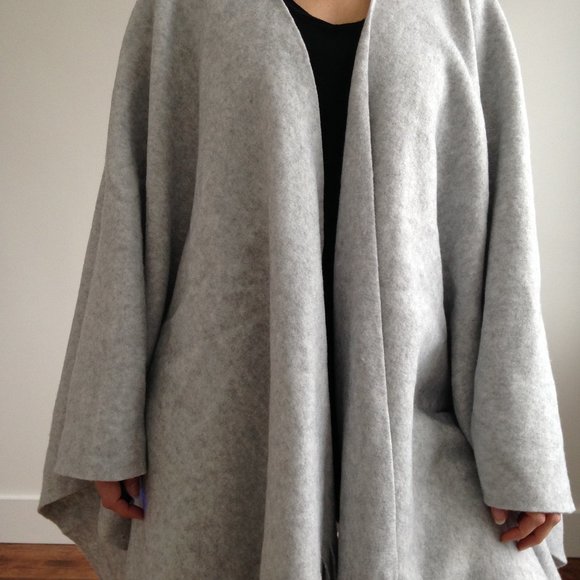 *NWOT* Light Grey Cozy Polar Fleece Poncho Blanket - Picture 5 of 10